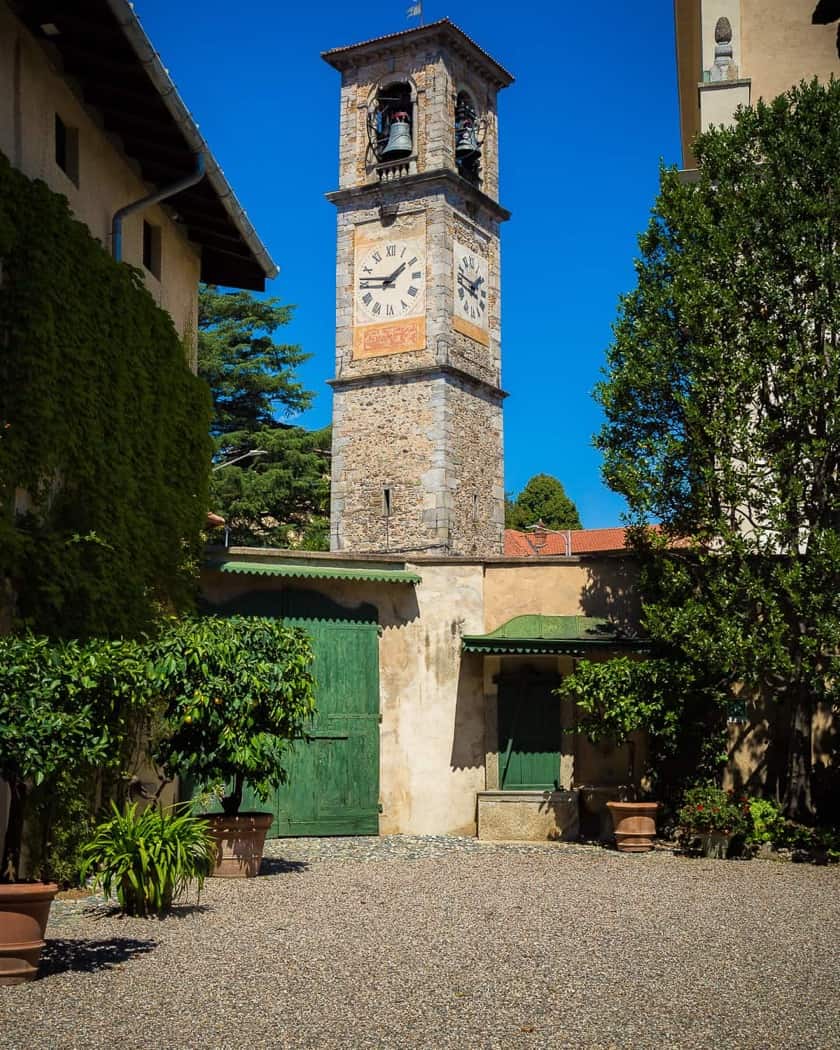 Lampadari e suppellettili che raccontano la vita borghese