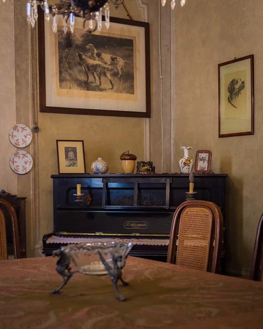 Lampadari e suppellettili che raccontano la vita borghese