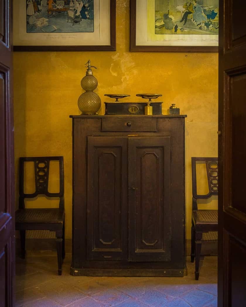 Scrivania storica con strumenti di scrittura originali