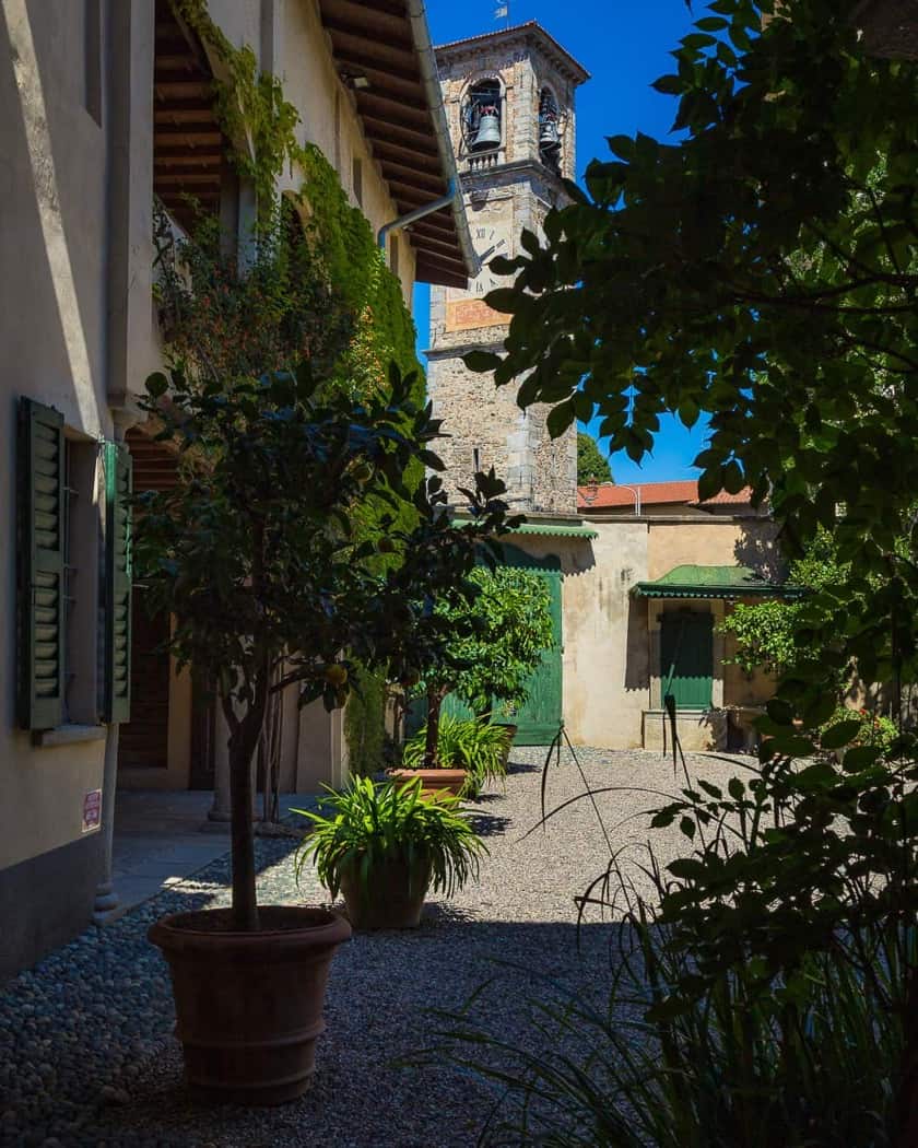 Interno autentico di Casa Macchi illuminato da luce soffusa