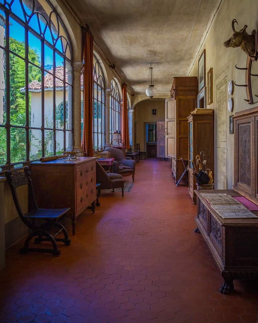 Veduta esterna di Casa Macchi immersa nel borgo di Morazzone