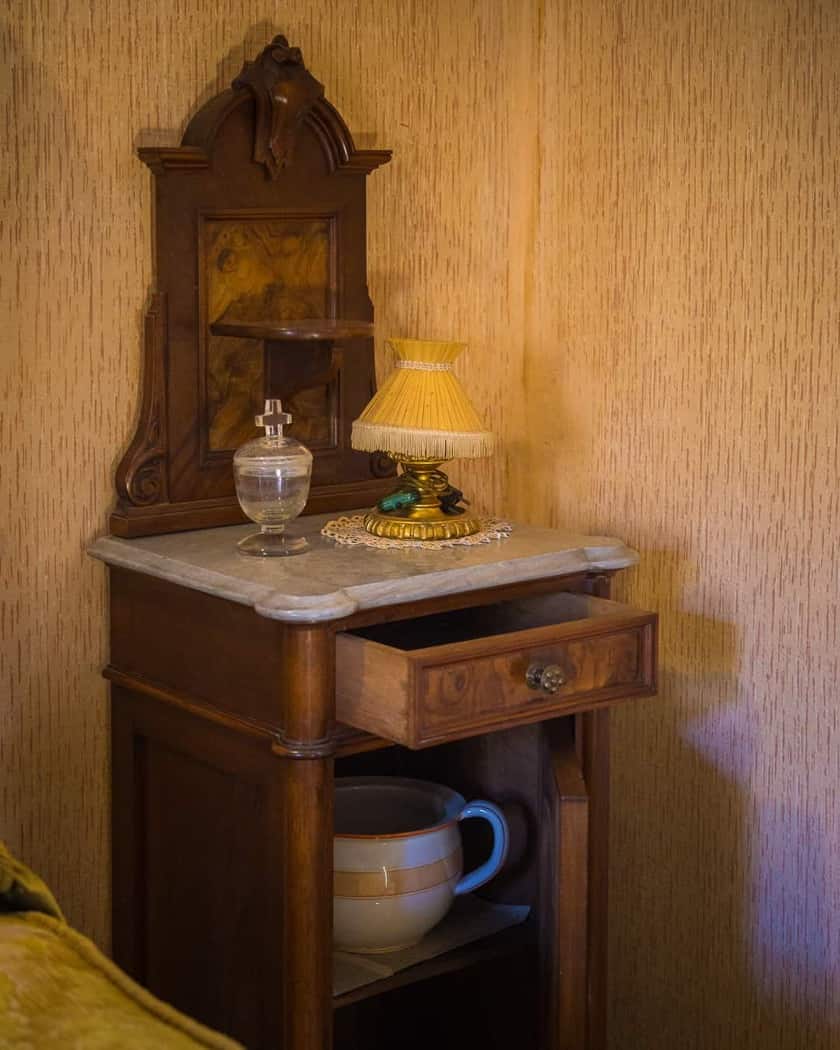 Camera da letto arredata con mobili ottocenteschi