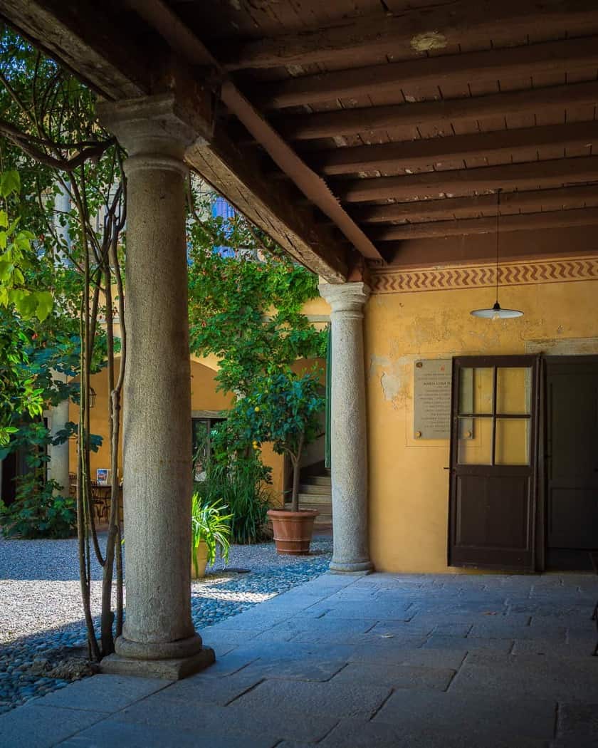 Veduta esterna di Casa Macchi immersa nel borgo di Morazzone