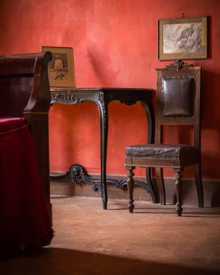 Interno autentico di Casa Macchi illuminato da luce soffusa