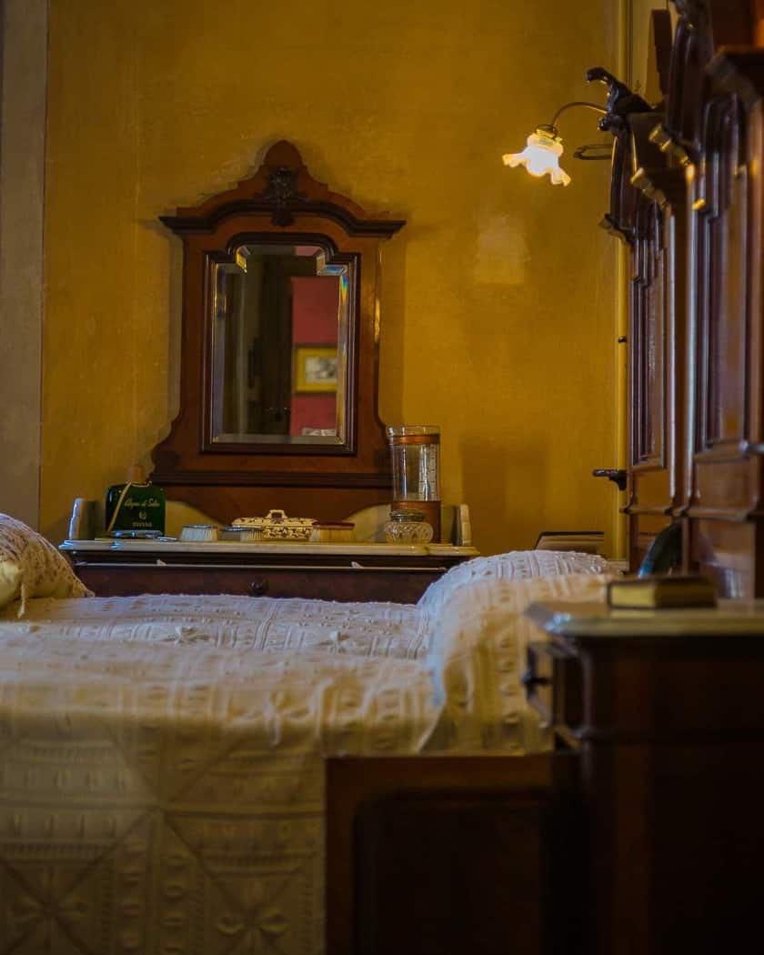 Scrivania storica con strumenti di scrittura originali