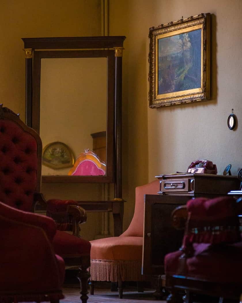 Scrivania storica con strumenti di scrittura originali