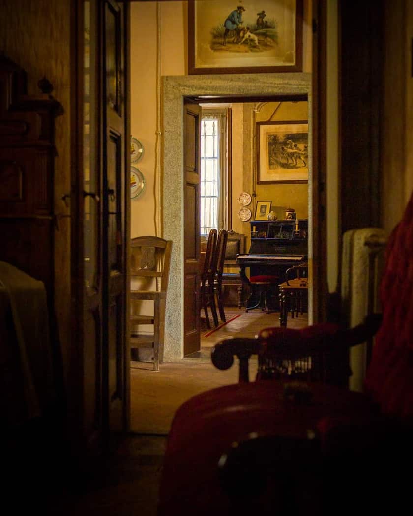 Facciata sobria di Casa Macchi che conserva il fascino della borghesia lombarda - Foto: @guglielmo.photo